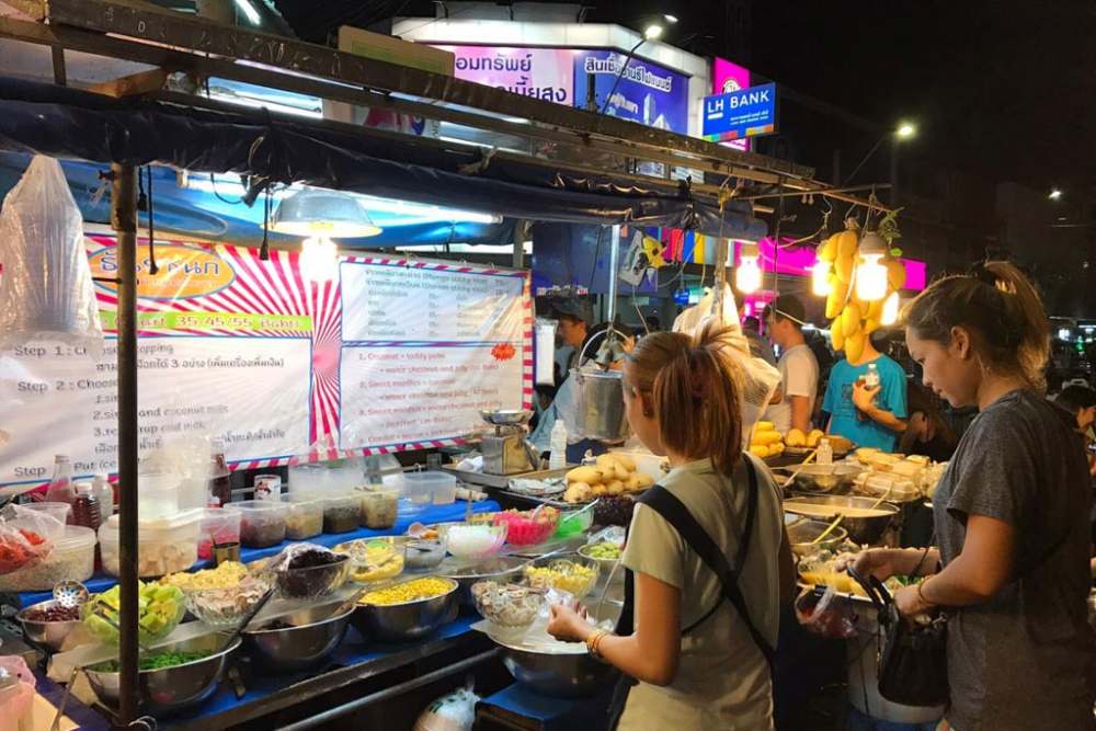 Un stand de nourriture de rue en Thaïlande